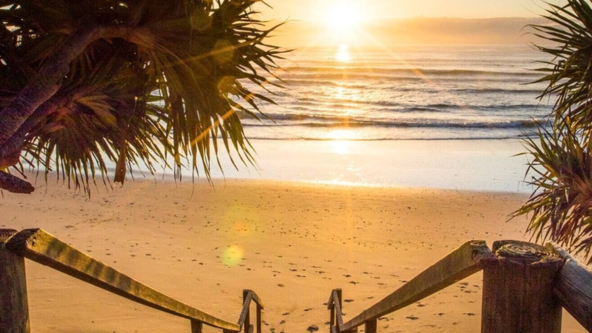 Sapphire Beach House | Beautiful beach side home - 200m walk to the beach!