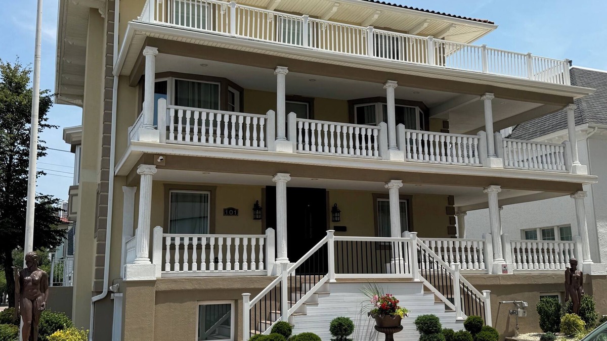 Ventnor City House | Beautiful Beach Block House in Ventnor with 3 wrap around decks and ocean views