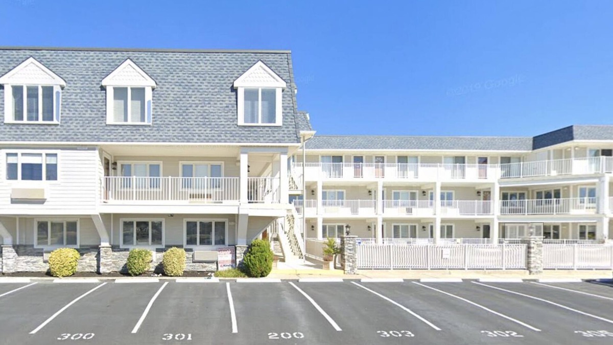 Avalon Condo | Beautiful Beach Block, one bedroom condo in the highly sought after Merrimac Condominiums sleeps 4.