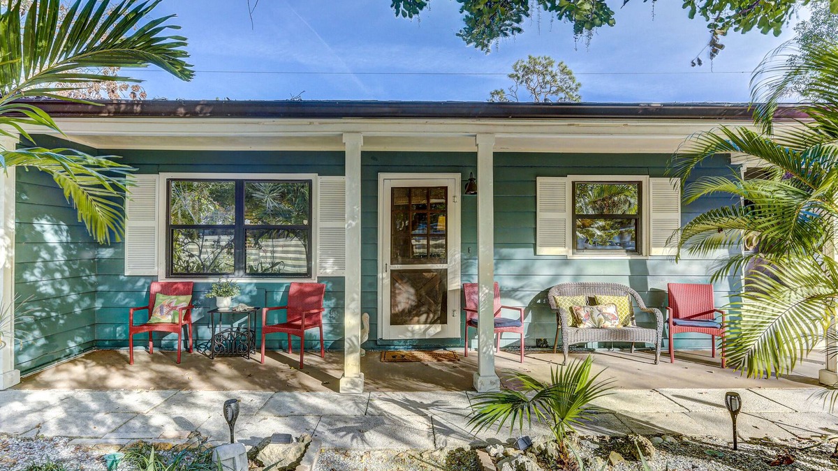 Southgate House | Beautiful Beach Cottage 2 Bed/2 Bath 10 Minutes To Siesta Key Beach and Downtown