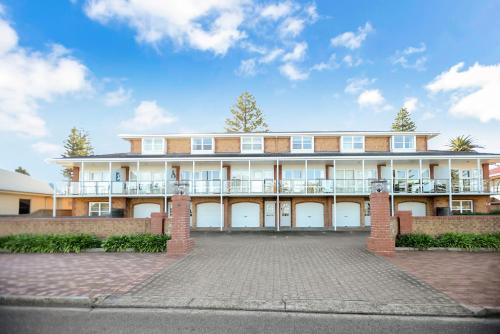 Victor Harbor House | Beautiful Beach Front Townhouse