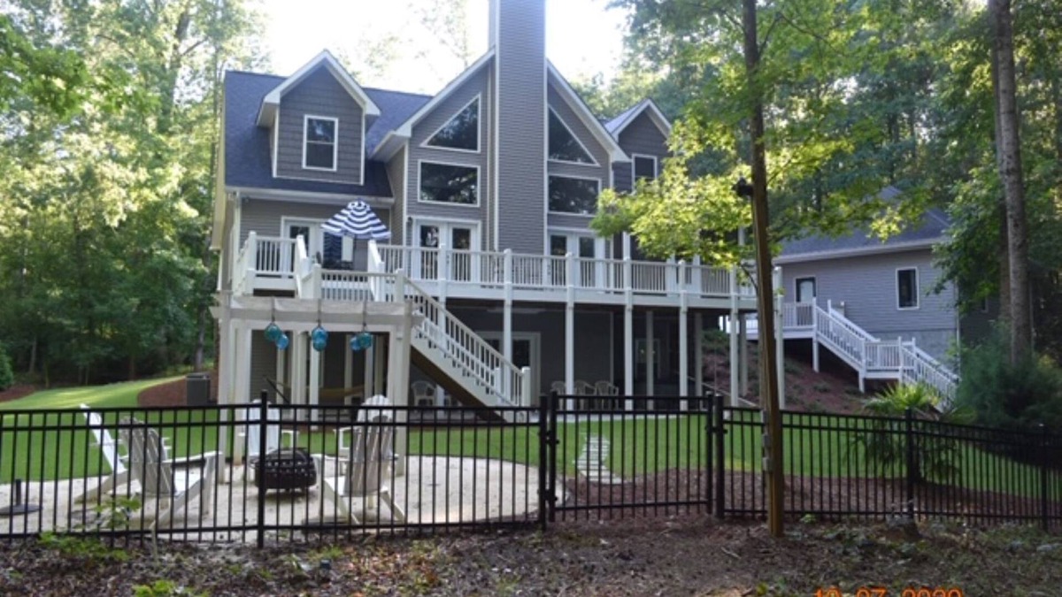 Gumlog House | BEAUTIFUL BEACH HOUSE ON LAKE HARTWELL ONLY 300 YARDS FROM TUGALOO STATE PARK