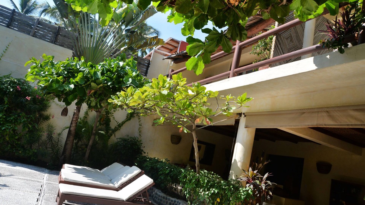 Playa la Madera House | Beautiful beachfront property in Zihuatanejo Bay