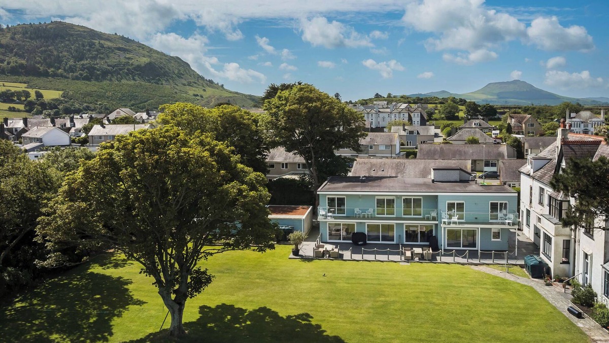 Nefyn House | Beautiful beach side homes sleeping 16 guests with a Hot Tub