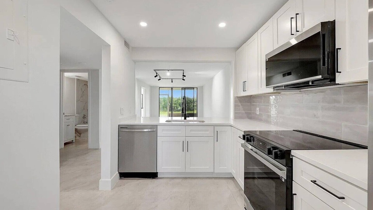Hutchinson Island South Condo | Beautiful BEACHFRONT in HUTCHINSON ISLAND, Fl. 2 Bed 2 Bath. TOTALLY RENOVATED.