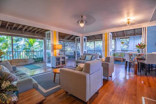 Maunaloa House | Beautiful Beachfront Townhouse 3bdrm 2bth with outside day bed OR overflow bedroom