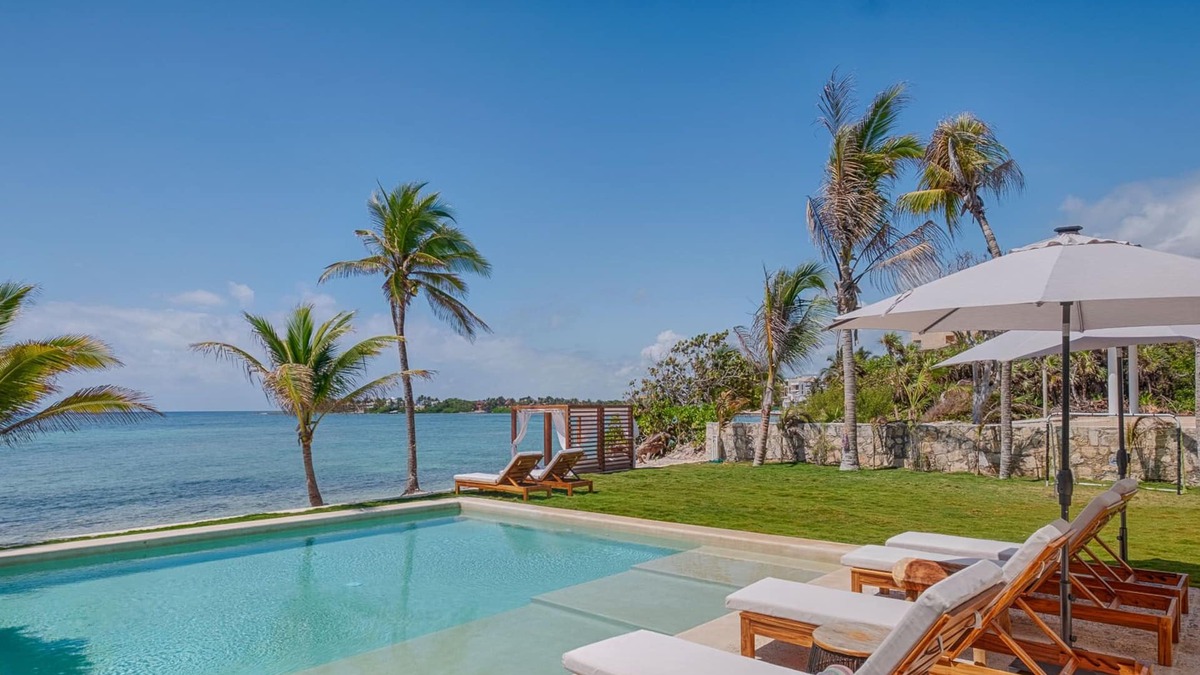 Akumal Villa | Beautiful beachfront villa, perfect for large groups, heated pools and a chef