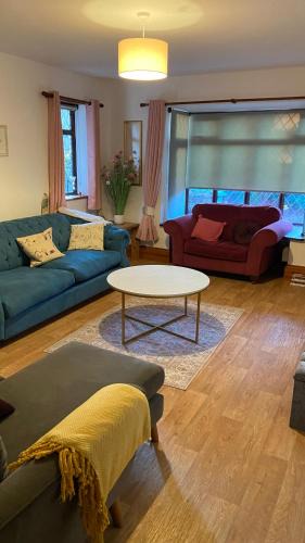 Cooden Apartment | Beautiful Bexhill Cottage with garden 3 mins walk to beach