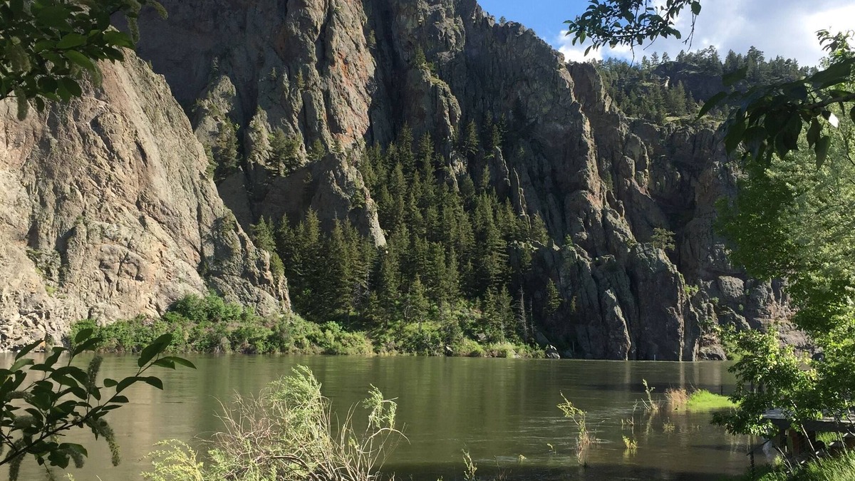Cascade House | Beautiful, BIG House on the Stunning Missouri River
