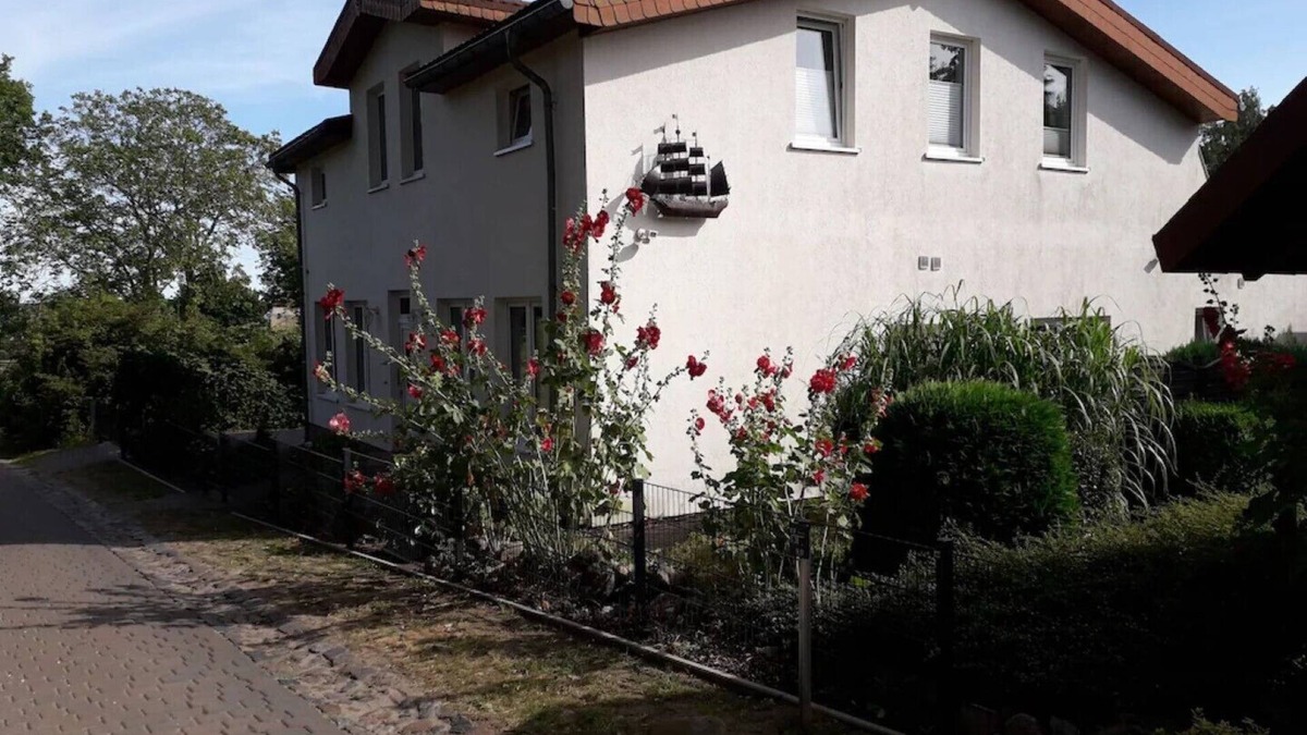 Putbus Apartment | Beautiful, bright apartment 2 - close to the beach (200m) for 4. People