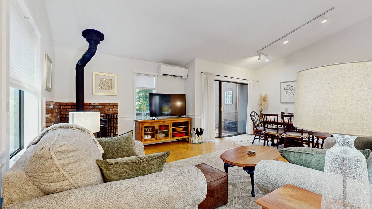 Quechee Condo | Beautiful bright condo with deck, wifi, kitchen, w/d, bbq, mountain view, TV's