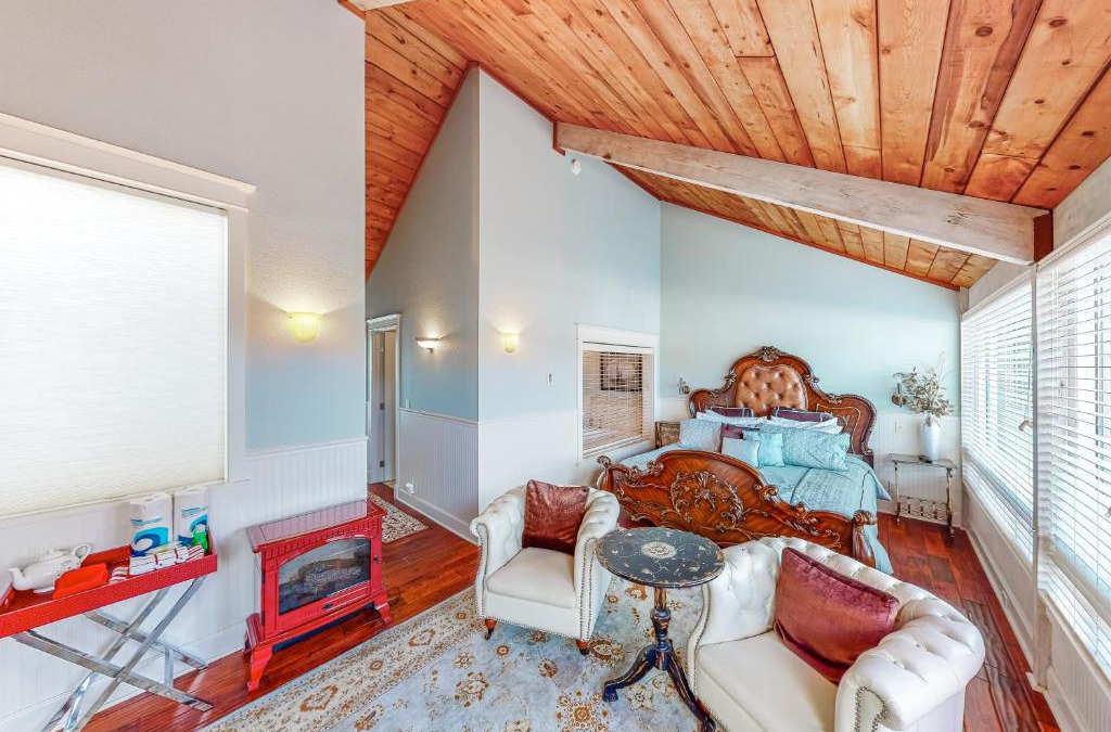 Historic Bayfront House | Beautiful Briny Retreat