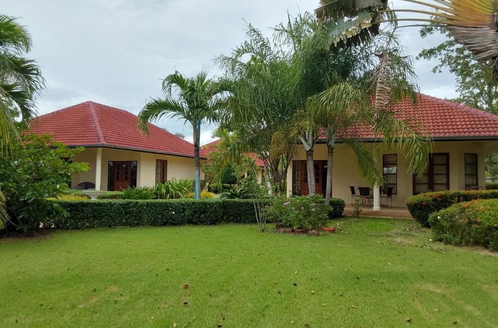 Cha-am House | Beautiful bungalow with shared outdoor pool