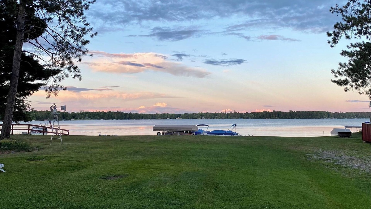 McGregor Cabin | Beautiful Cabin at Round Lake Resort- White Cabin
