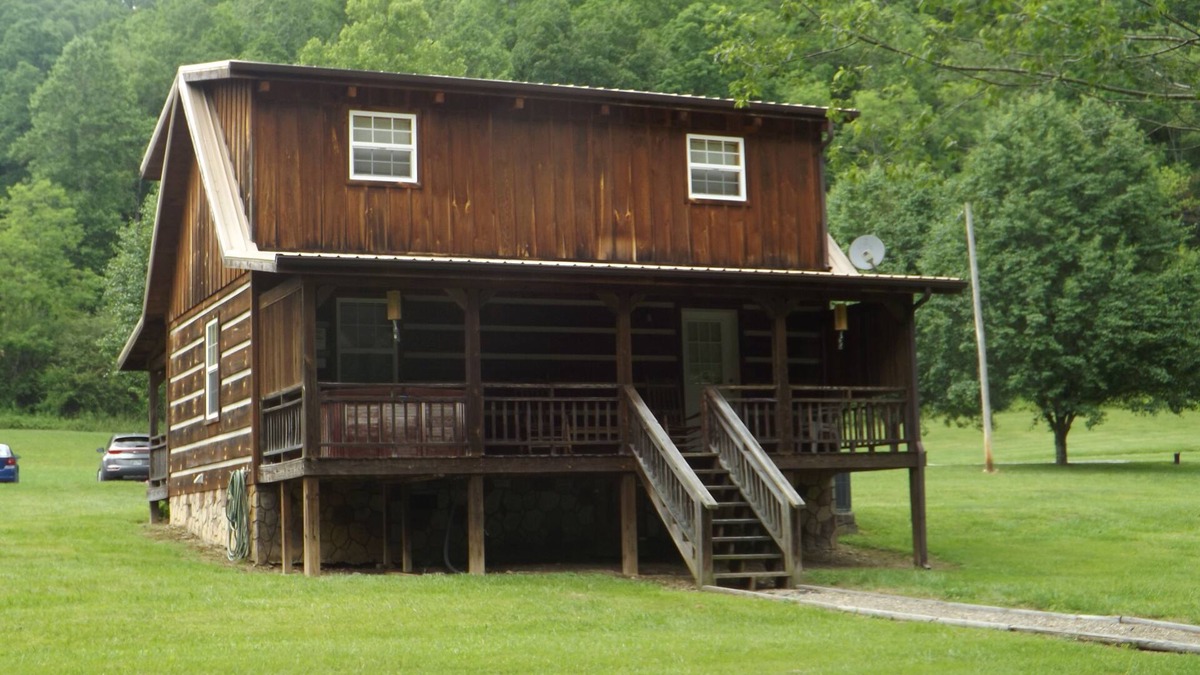 Hartford Cabin | Beautiful Cabin located by the Creek. 15 minutes to White Water Rafting