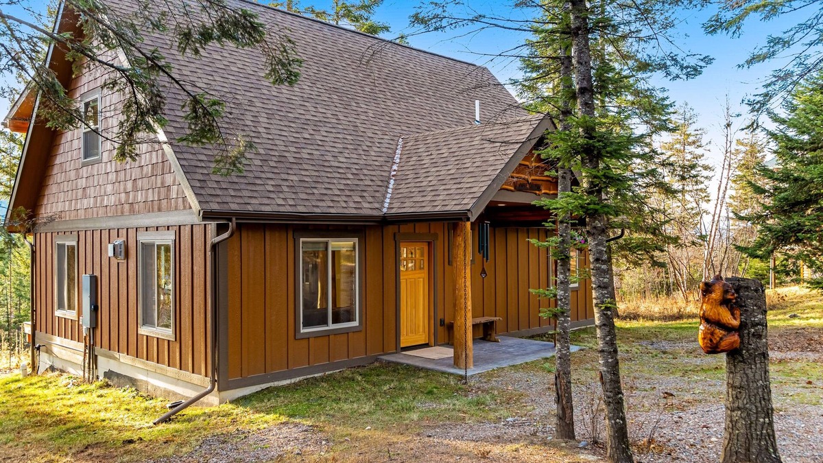 Bigfork House | Beautiful cabin overlooking Swan Lake with 2-level deck, fireplace & firepit