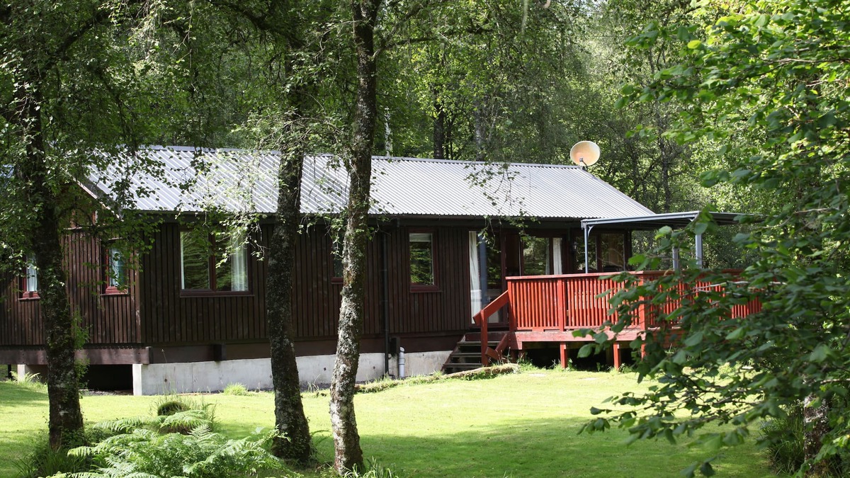 Taynuilt Cabin | Beautiful Cabin with electric hot tub, wifi, wood burning stove close to loch