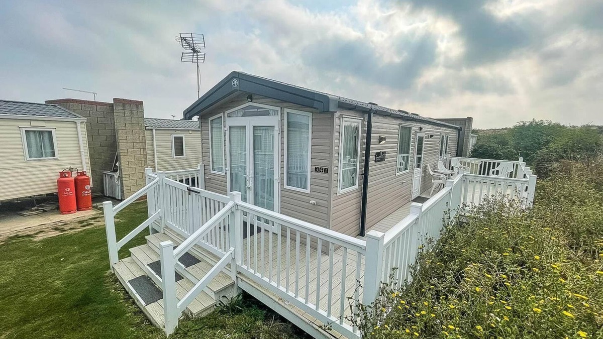 Walton on the Naze House | Beautiful caravan with decking at Naze Marine Park, sleeps 8 ref 17341BR
