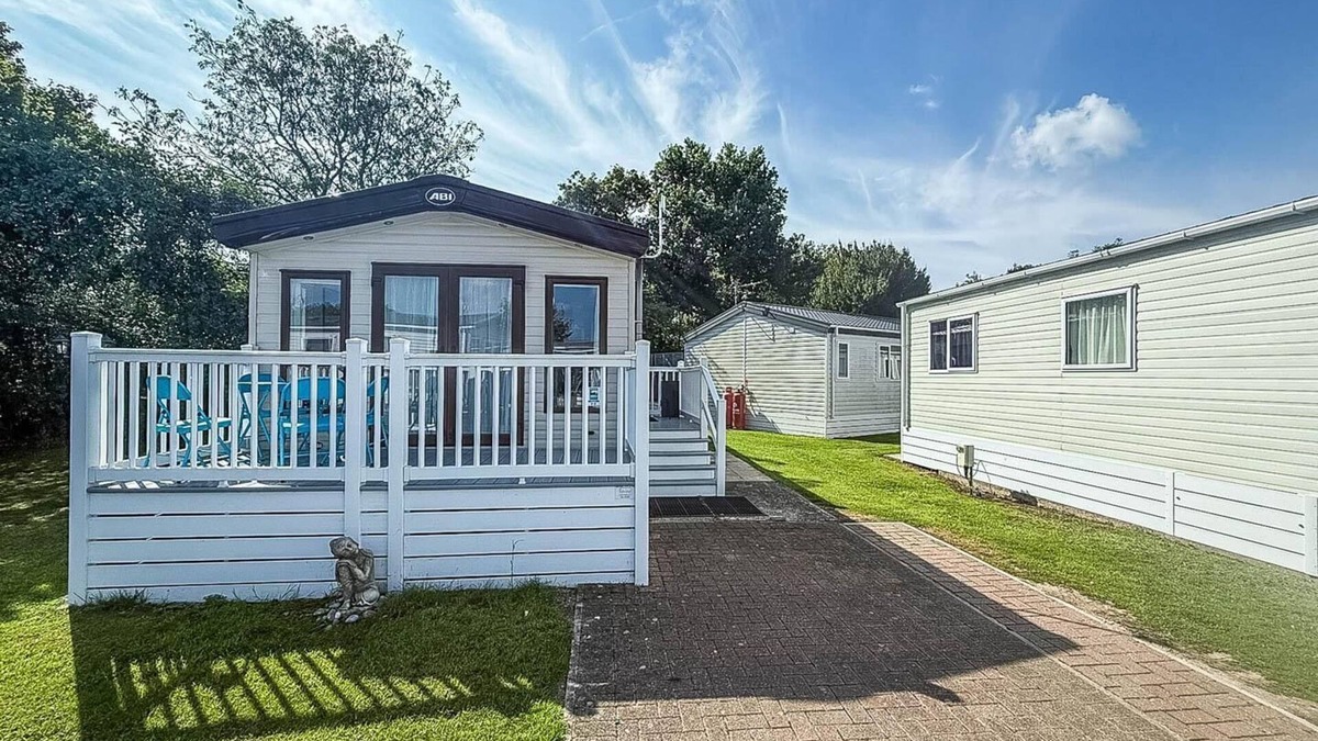 Saxmundham House | Beautiful caravan with decking at Carlton Meres Holiday Park, Suffolk ref 60022M
