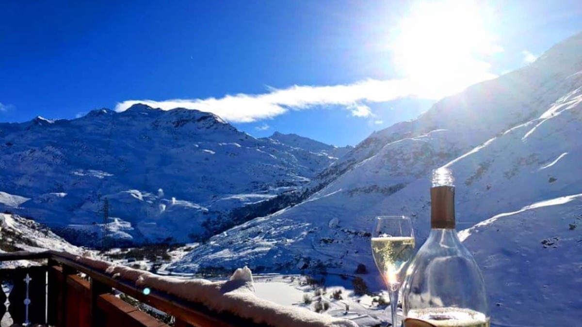 Les Bruyeres Ski Chalet | Beautiful chalet -central Les Menuires - Jacuzzi-sauna-hammam and cinema room