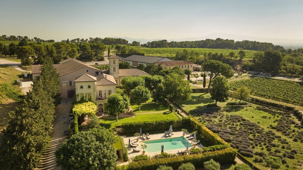 Sorgues Villa | Beautiful Chateau rental for 22 people in Provence