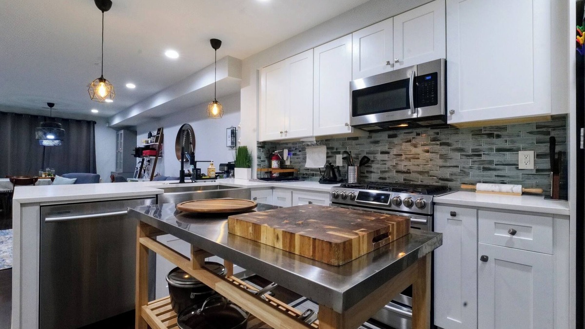 Trinidad House | Beautiful, Chic, 2 Bd/2.5 Ba, Metro & Free Parking