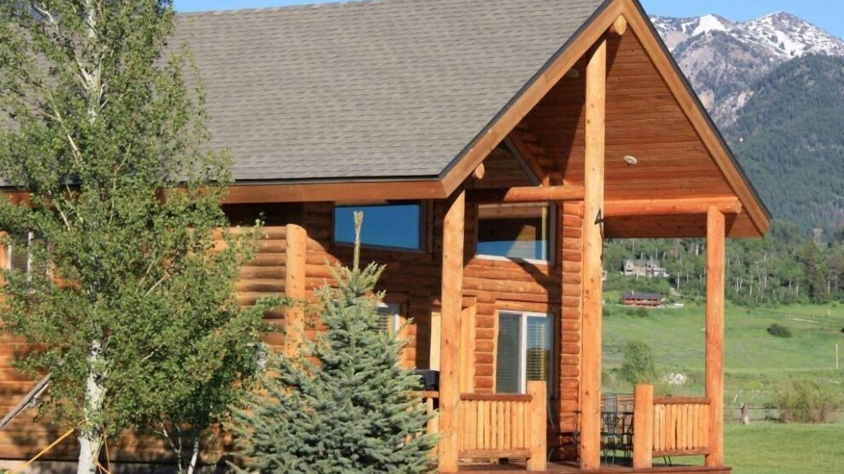 Alpine Cabin | Beautiful Clean Cabin on the Salt River With Hot Tub, Fishing, Horseback Rides