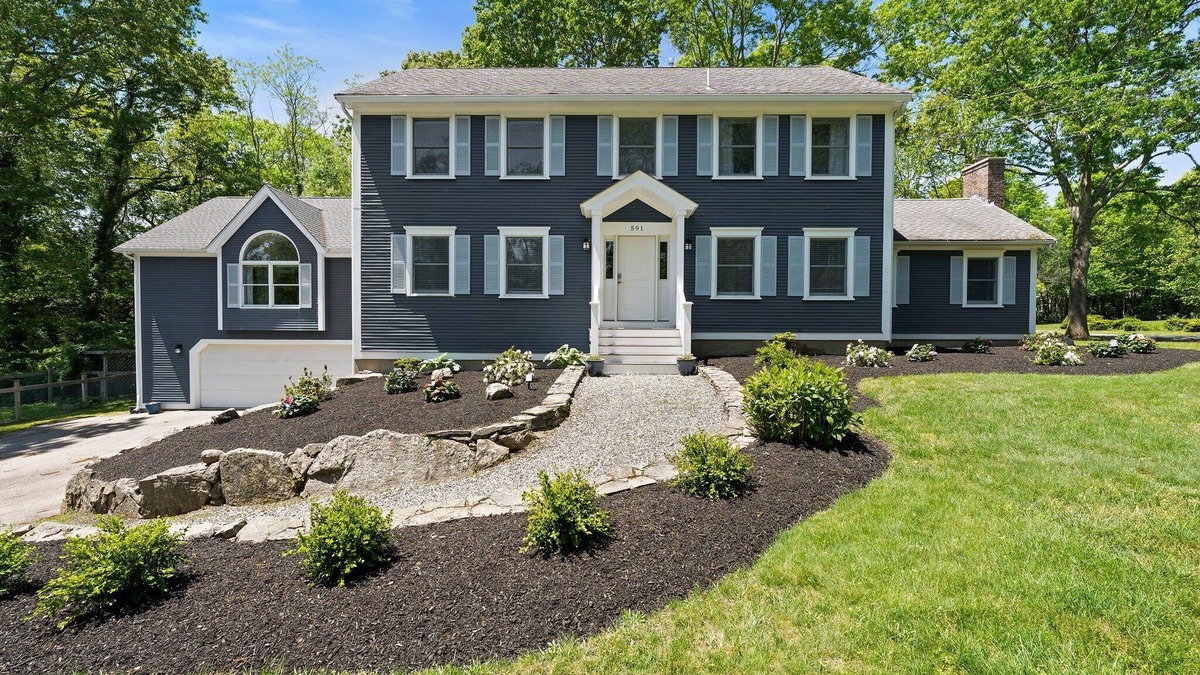 Saunderstown House | Beautiful Colonial Home in Saunderstown, RI