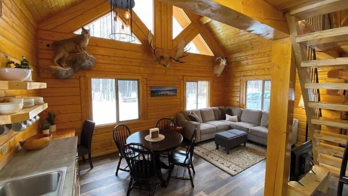 Wasilla Cabin | Beautiful Comfy Alaskan Log Home 1