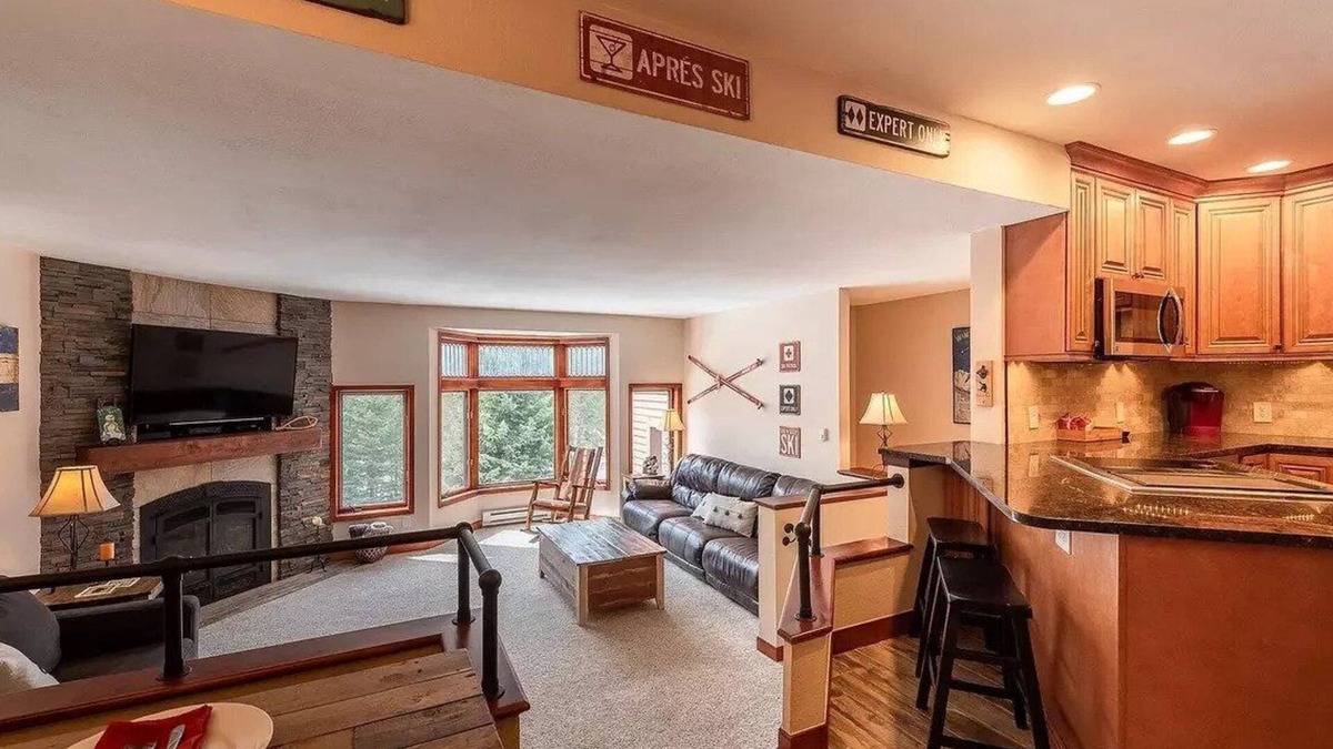 Old Town House | Beautiful Condo - Riverfront-Slopeside-Walk to Resort-On Bus Route