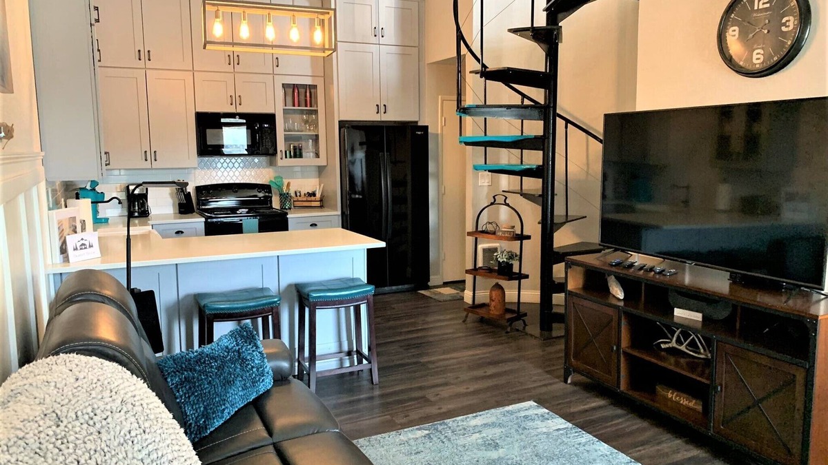 Show Low Condo | Beautiful Condo Upstairs 2BD/2BA - Travel Nurses by Hospital - W/D in unit!