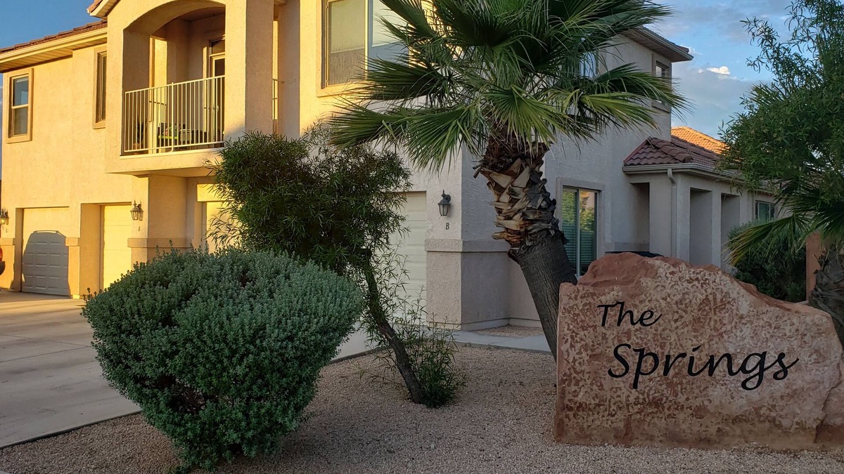 Mesquite Condo | Beautiful Condo w/balcony and an additional game room, swimming pool and more!