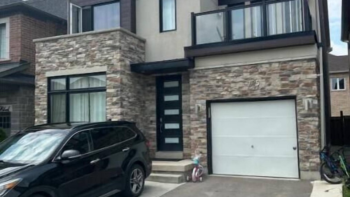Oakville House | Beautiful Contemporary 4 bed Oakville House!