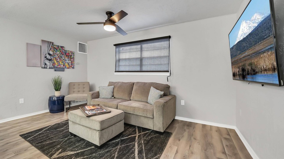 Lawton Apartment | Beautiful Contemporary Suite #02