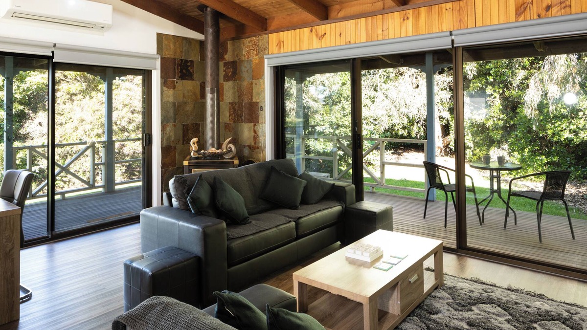 Port Welshpool House | BEAUTIFUL COSY FAMILY HIDEAWAY - FREE WIFI AND FOXTEL - LONG JETTY NOW OPEN!