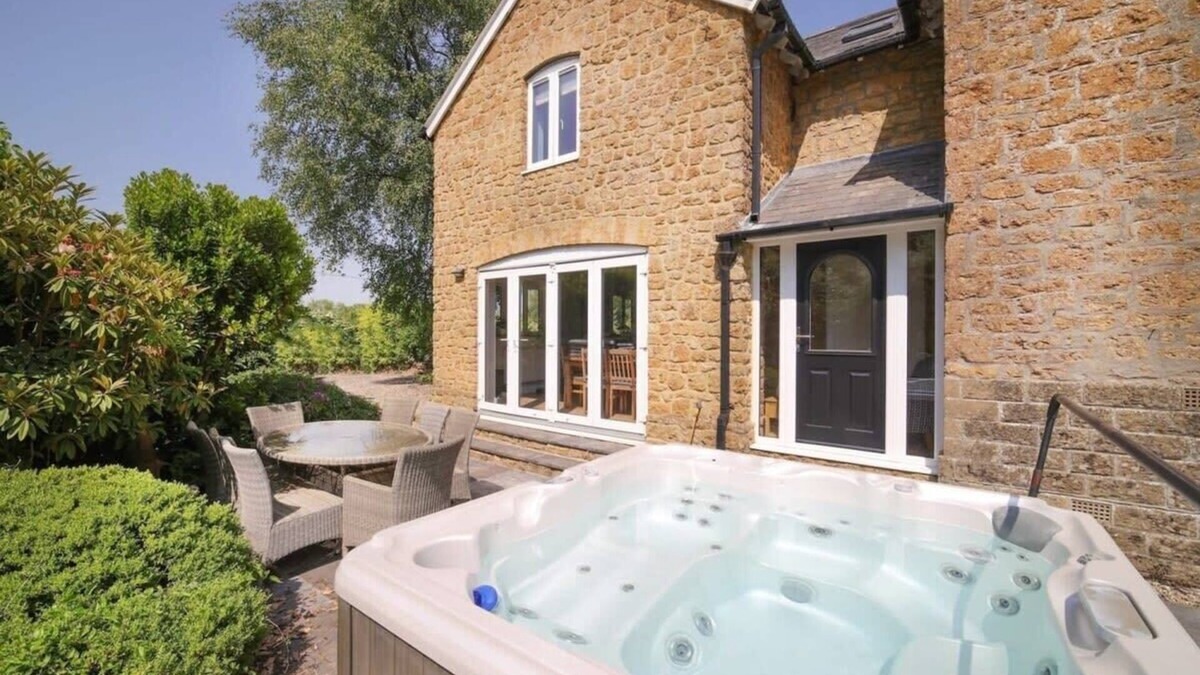 Blackford House | Beautiful Cottage, Hot Tub & Tranquil Garden
