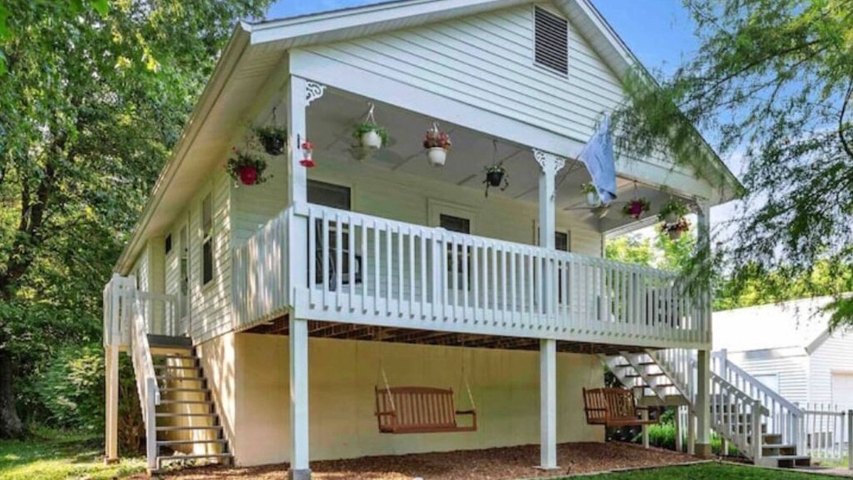 Eureka Cottage | Beautiful Cottage on Large one Acre Private Lot