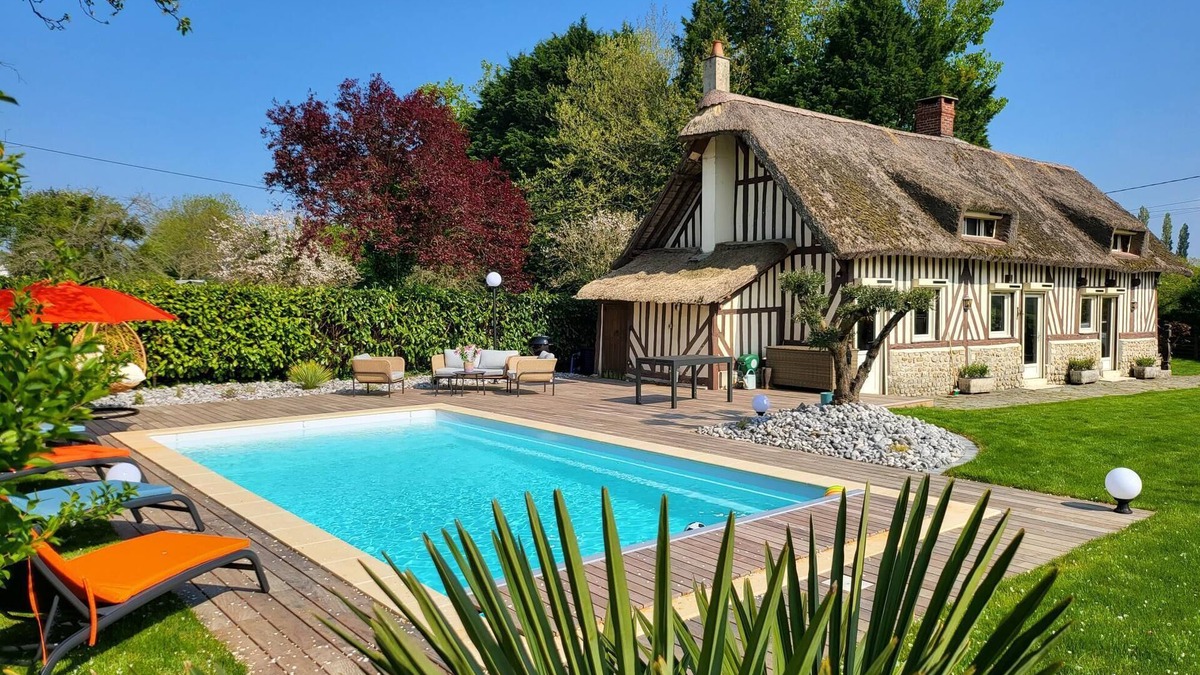 Annebault Cottage | Beautiful cottage with heated pool, sleeps 8