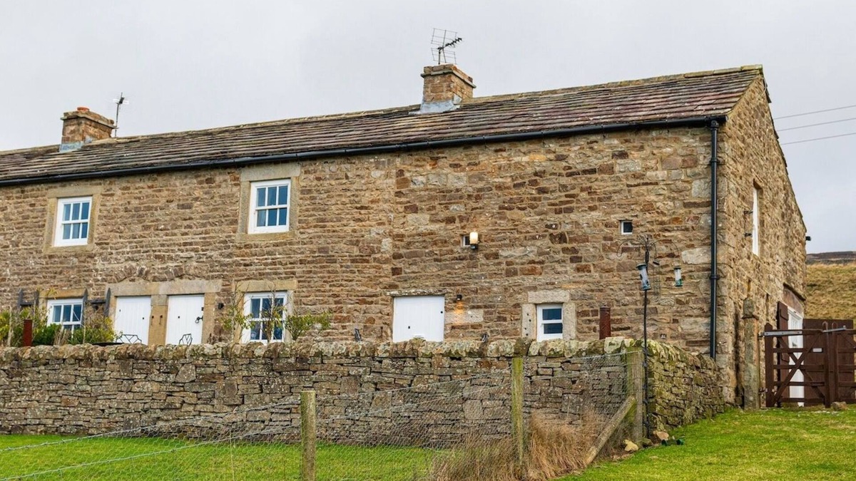 Low Row House | Beautiful cottage with breathtaking views! Sleeps 3 & 1 dog, w/WiFi & pub nearby!