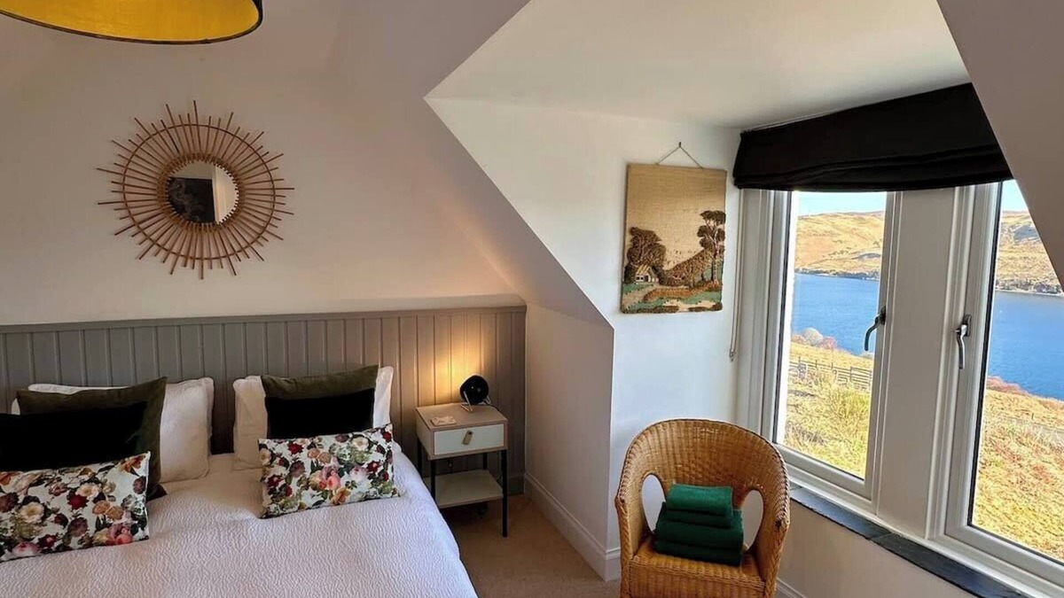 Beinn Orasaigh House | Beautiful Cottage with Stunning Views Carbost Skye