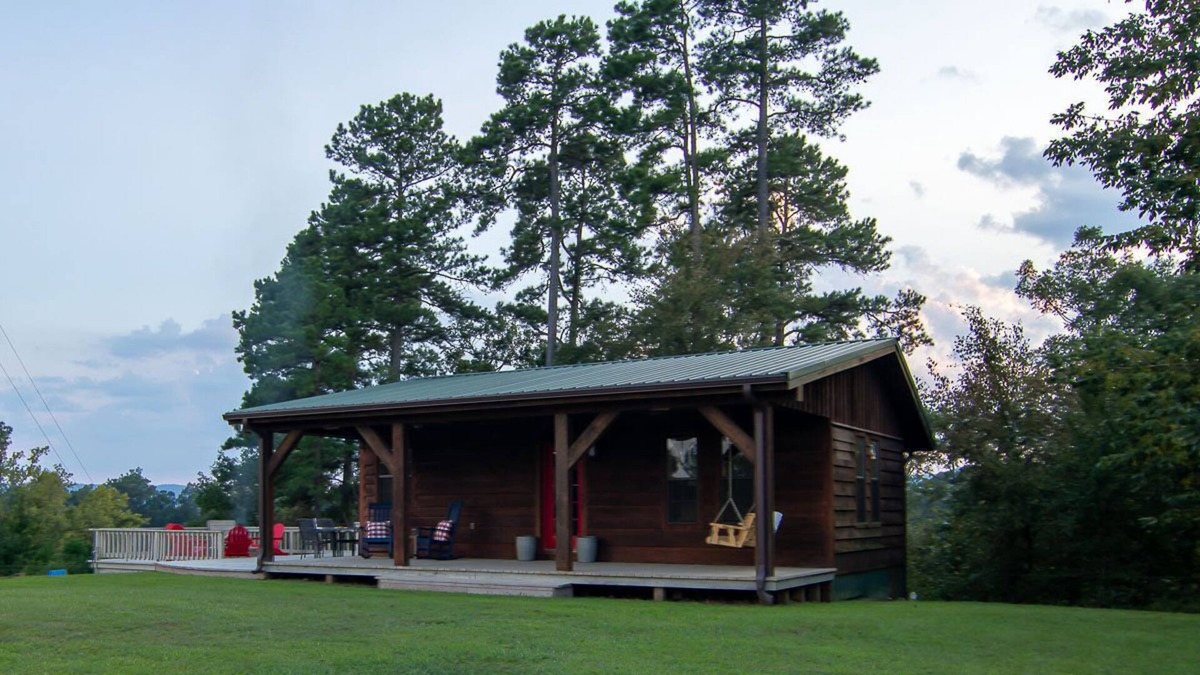 Smithville Cabin | Beautiful Coulples Cabin! 26 minutes north of Hochatown!