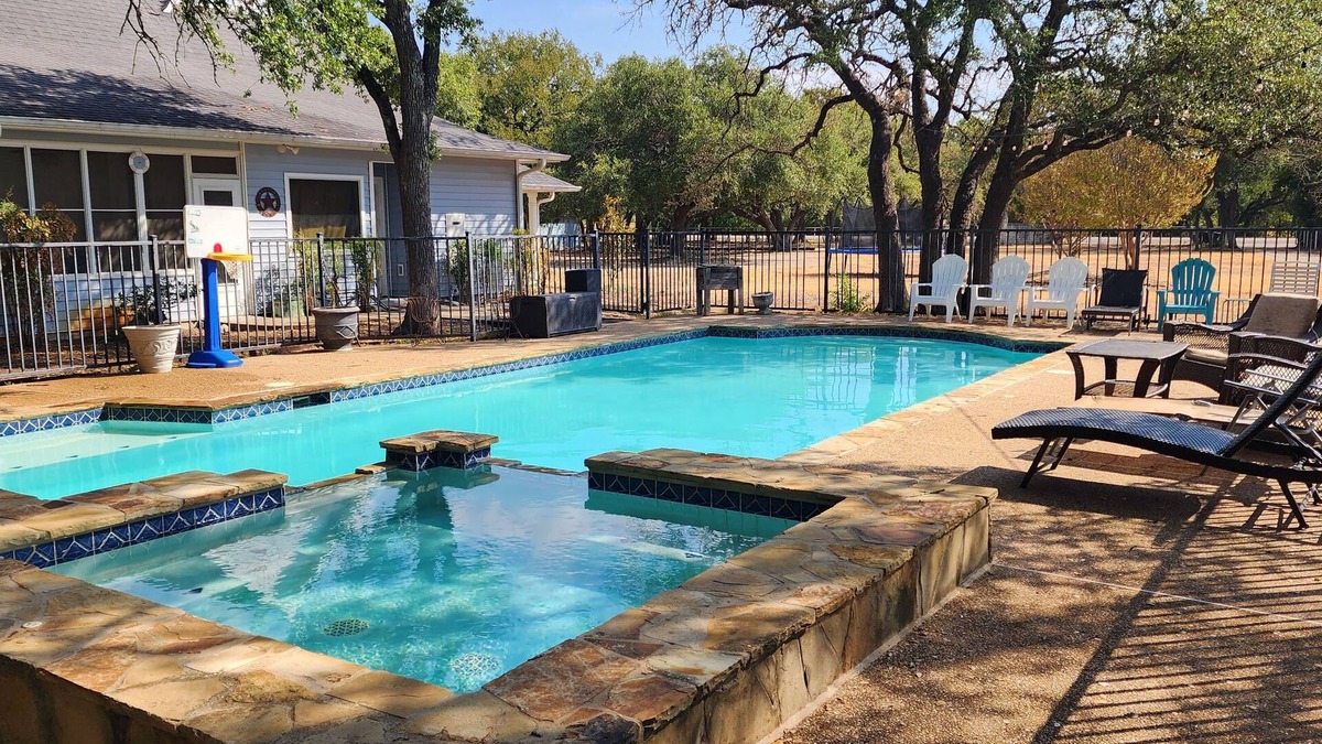 Valley Mills House | Beautiful Country Home Minutes from Magnolia & Baylor Pool HotTub River Front