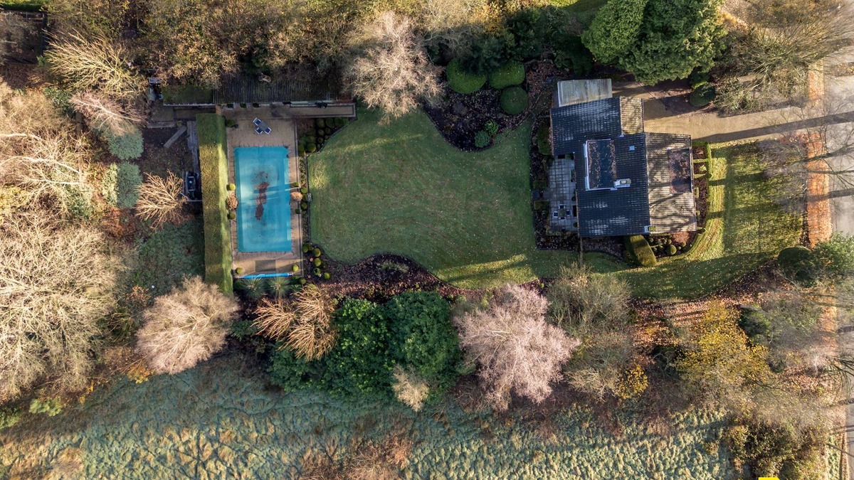 Mol House | Beautiful country house surrounded by greenery