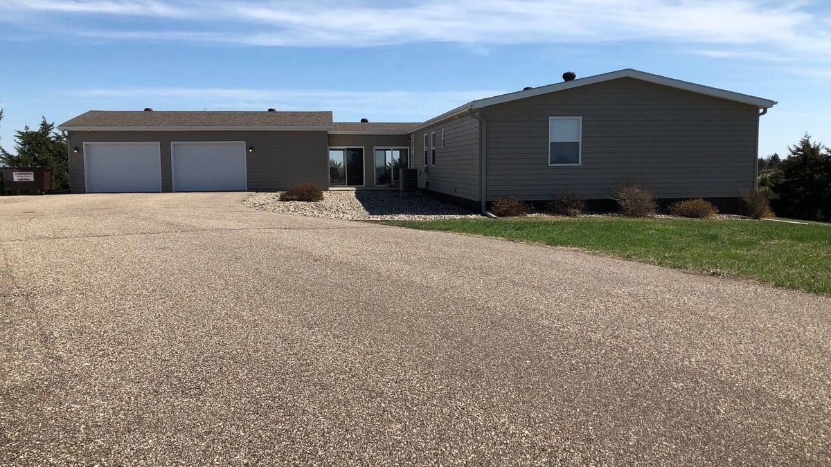 Yankton House | Beautiful Country Setting mins from Lewis & Clark