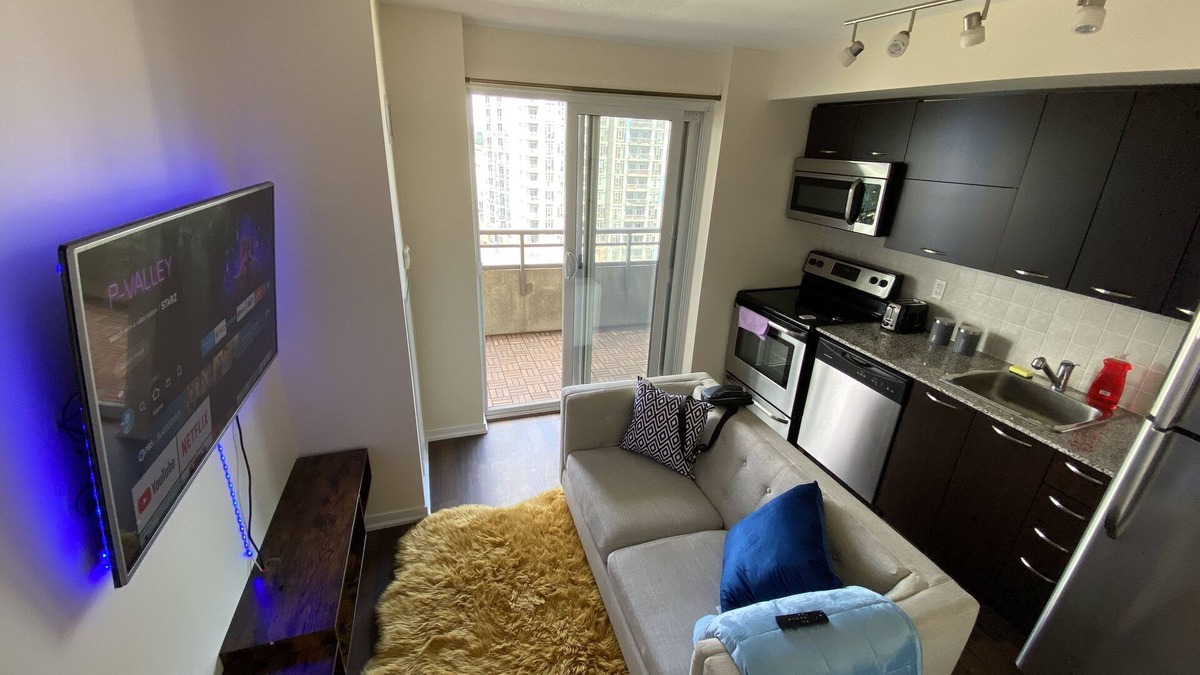 Liberty Village Condo | Beautiful Cozy 1-BR Condo unit + Balcony