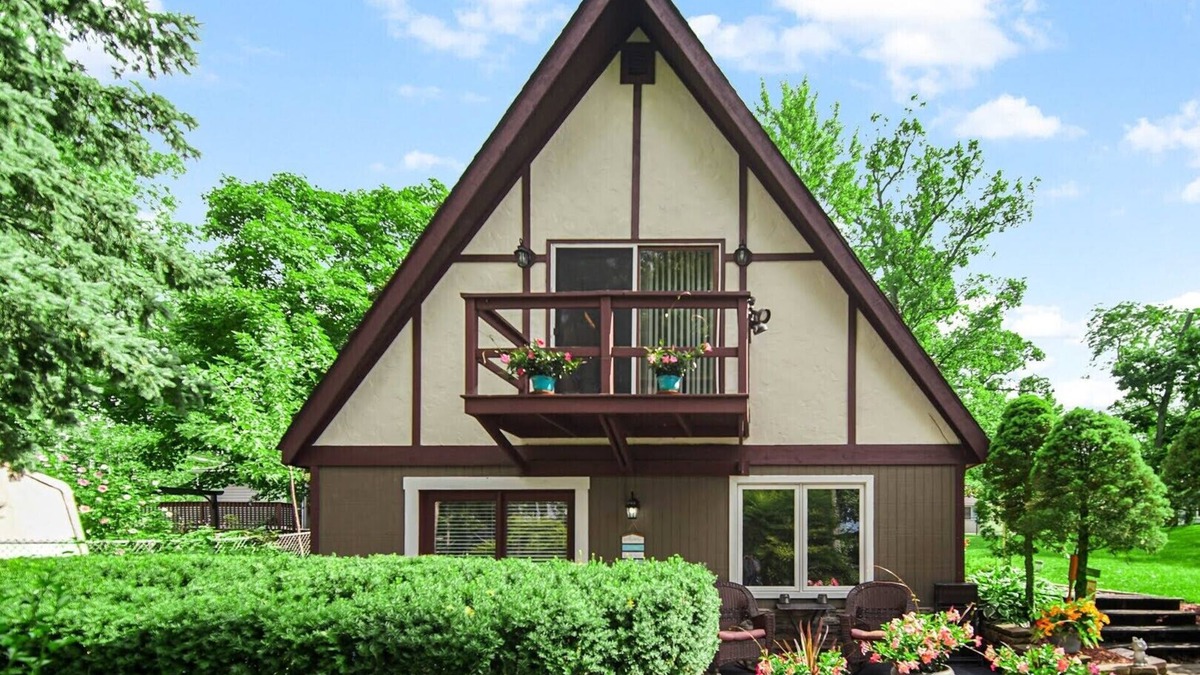 Cedar Lake House | Beautiful Cozy Cottage on Cedar Lake