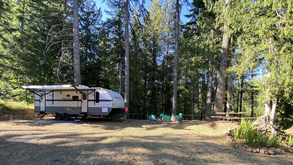 Cook House | Beautiful Creek Side Campsite on a Small Farm w/ 30ft Travel Trailer - Sleeps 8!