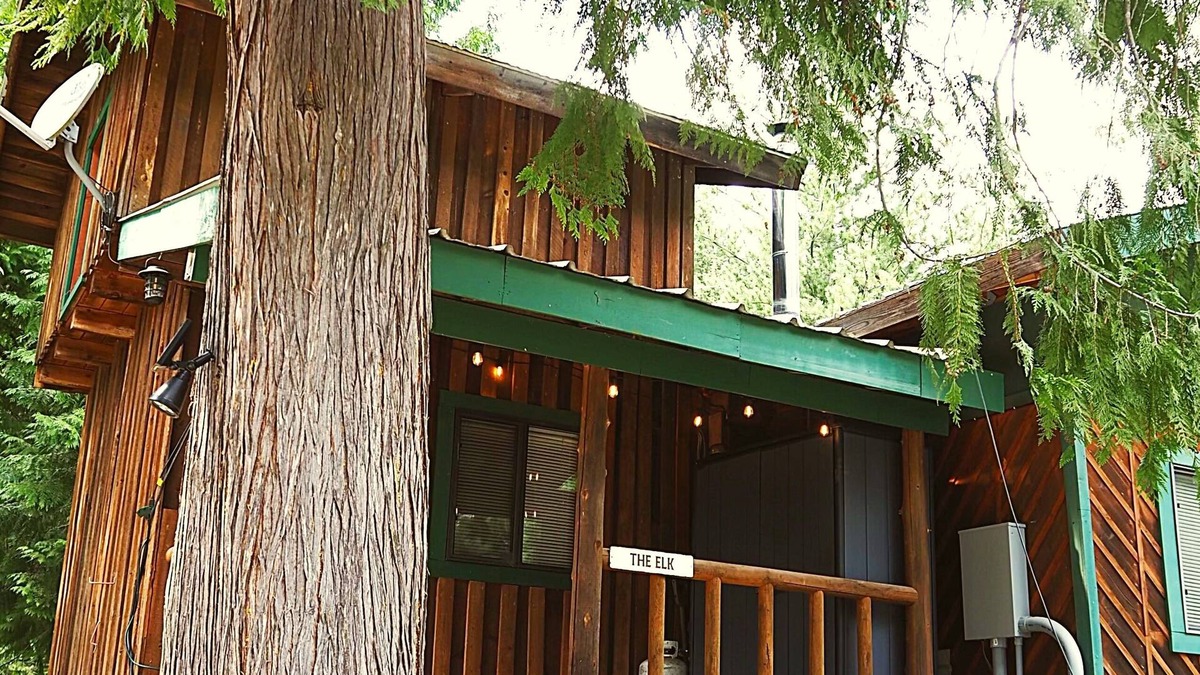 Boundary County Cabin | Beautiful custom built log cabin with AC, WiFi in private forest retreat