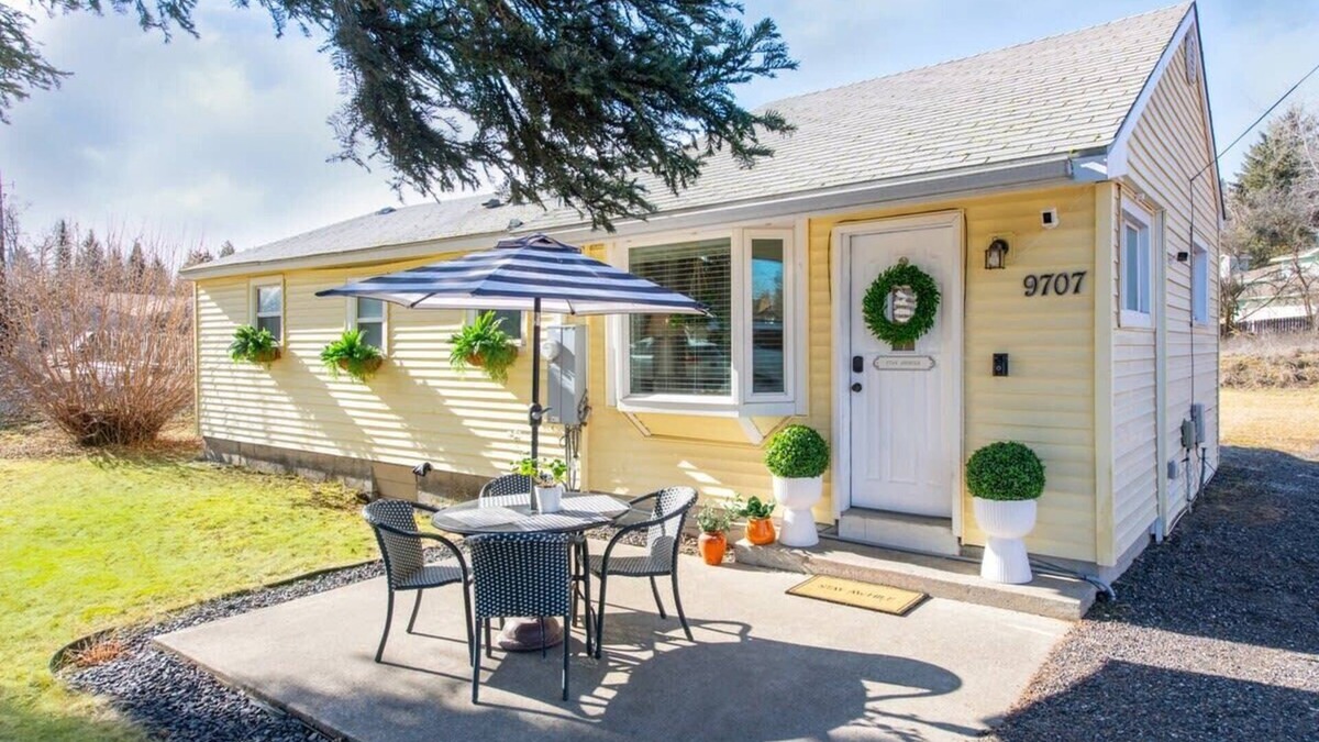North Spokane House | Beautiful Designer Cottage - 2 Min to Campus
