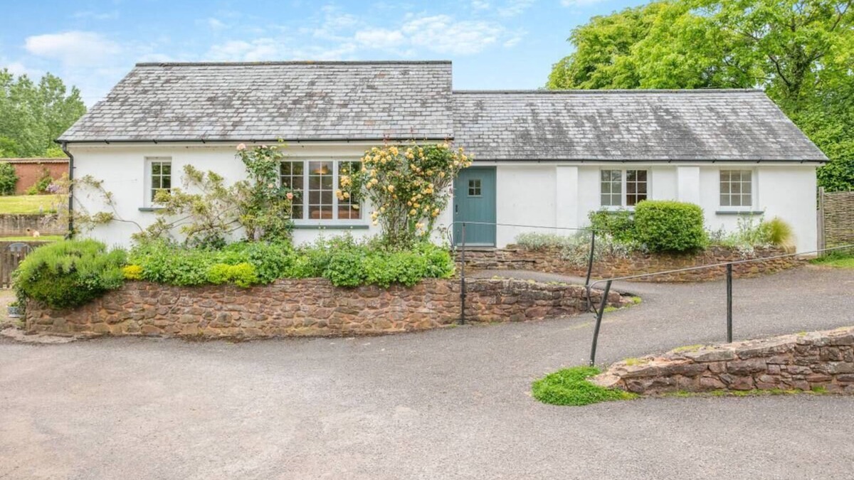Crediton Cottage | Beautiful Devon Cottage near Exeter with easy access to the moors & coast